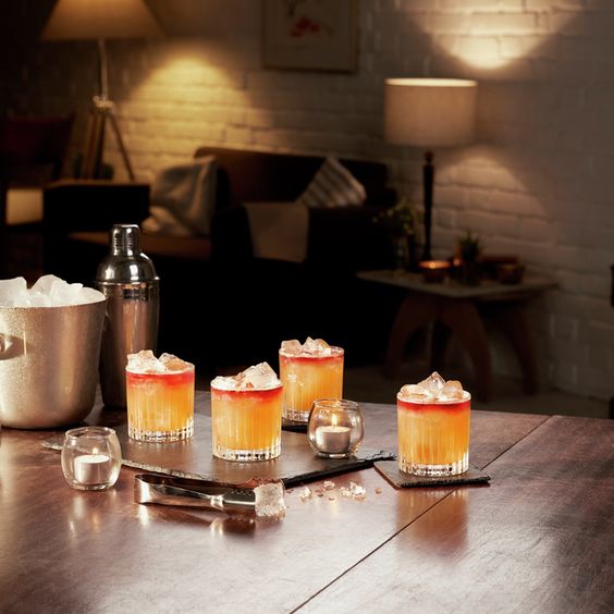La imagen muestra varias copas de New York Sour