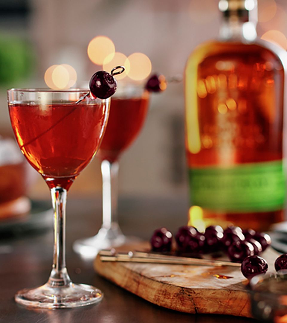 Bulleit 95 Rye Bourbon Frontier Whisky wit martini glass