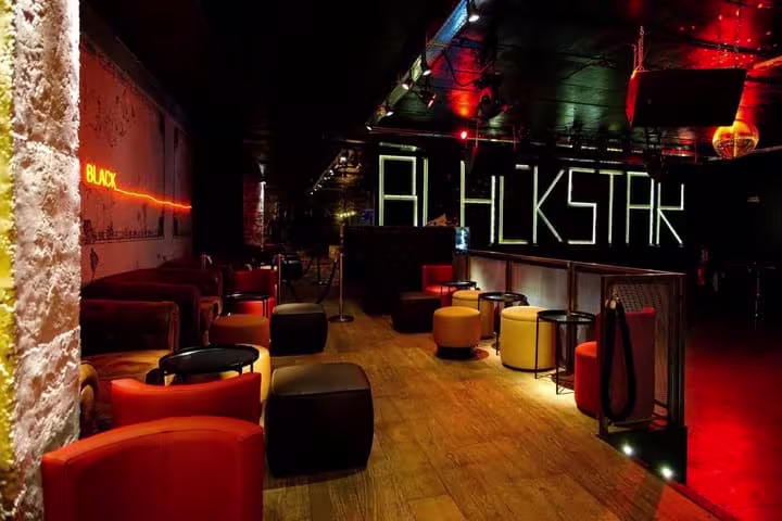 Blackstar, local con ambiente moderno, luces neón y cómodos sillones, ideal para disfrutar de la noche