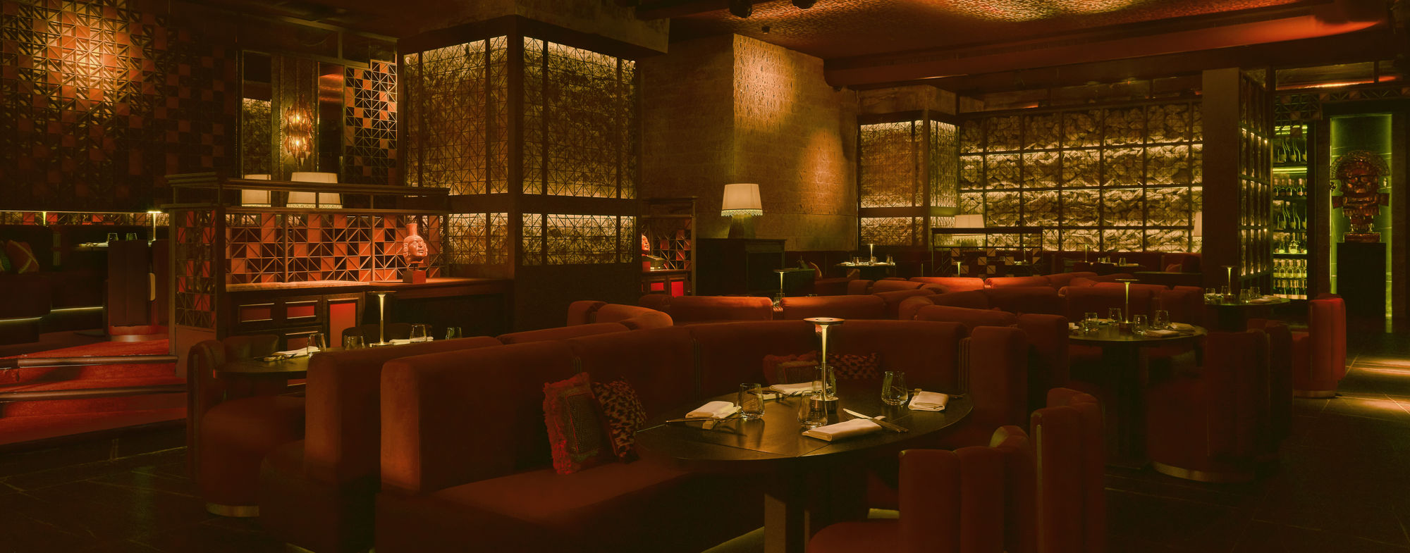 Chanca Marbella combina tonos cálidos, iluminación tenue y detalles exóticos, creando un ambiente exclusivo y sofisticado para cenar.