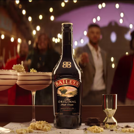2 Copas, Botella de Baileys y gente por detrás en situación de fiesta