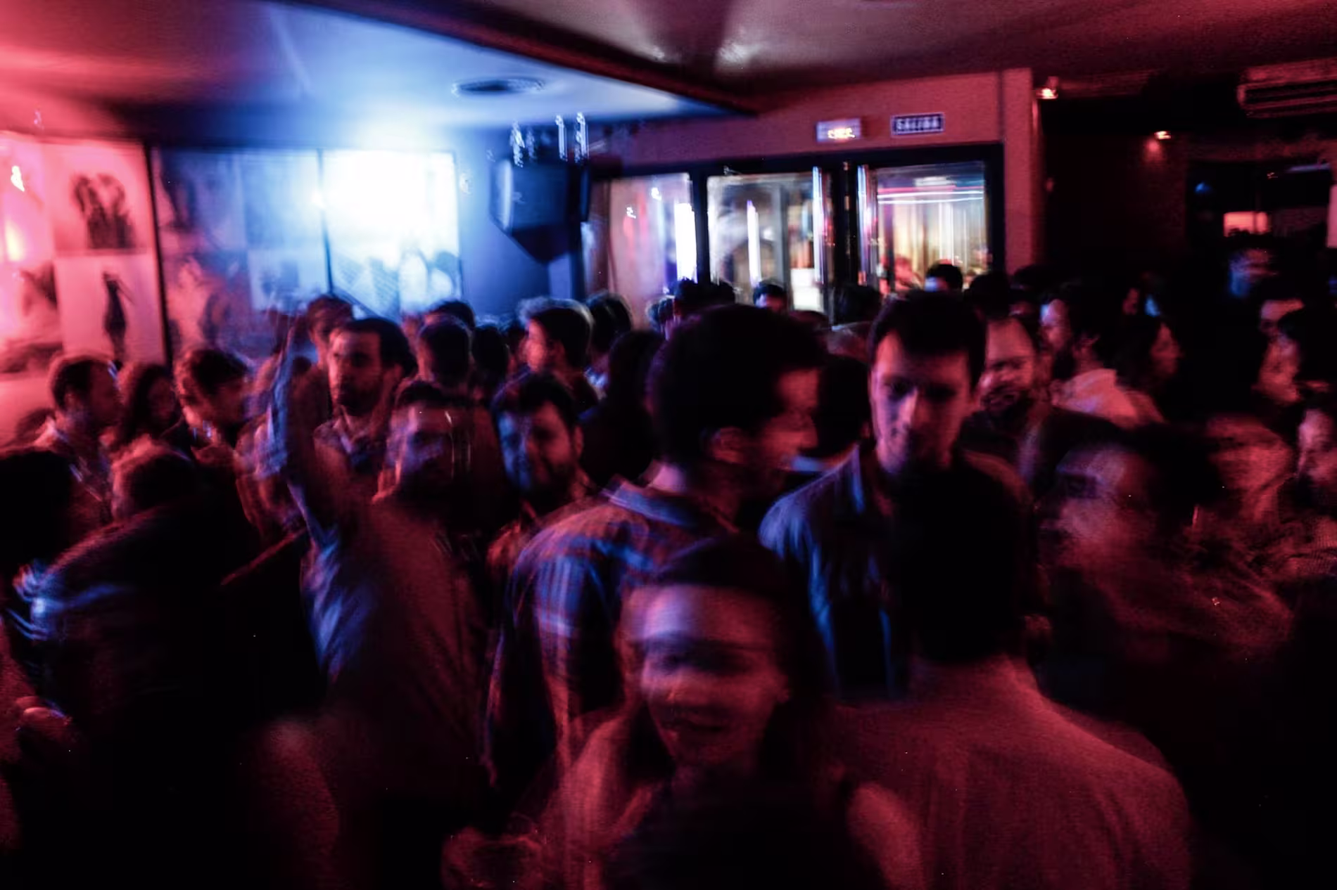 Mamá No Lo Sabe con una multitud animada y luces vibrantes, perfecto para noches de fiesta y baile sin parar.