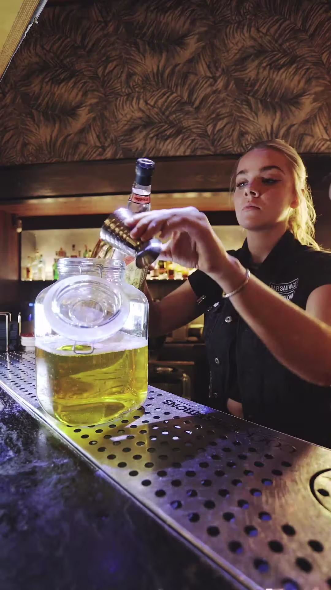 En Bar Sauvage, la coctelería se transforma en arte, donde las mezclas creativas toman vida con precisión y estilo tras la barra.