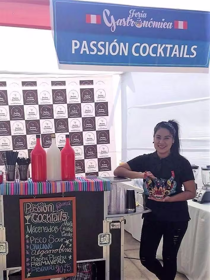 En la imagen se ve a Esteffany en su puesto de tragos Passión Cocktails