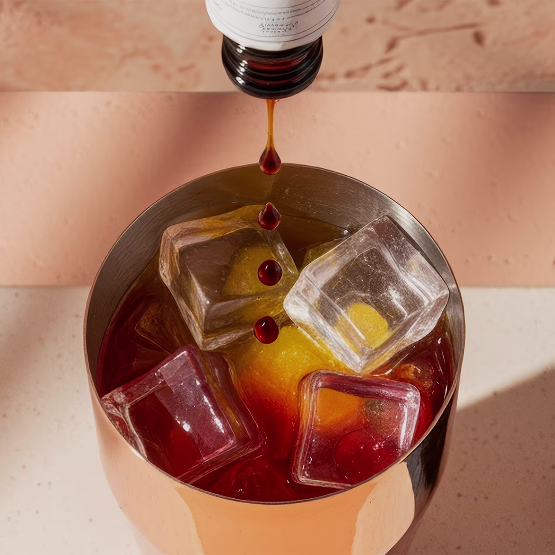 Angostura keserűből egy csipetnyit beledobunk egy koktél shakerbe.