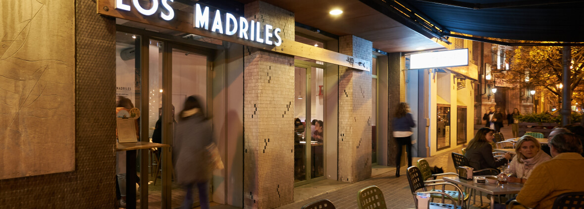 Terraza animada y ambiente cálido en Los Madriles Taberna, ideal para tapeo y largas charlas nocturnas.