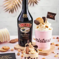 Botella de Baileys junto al helado