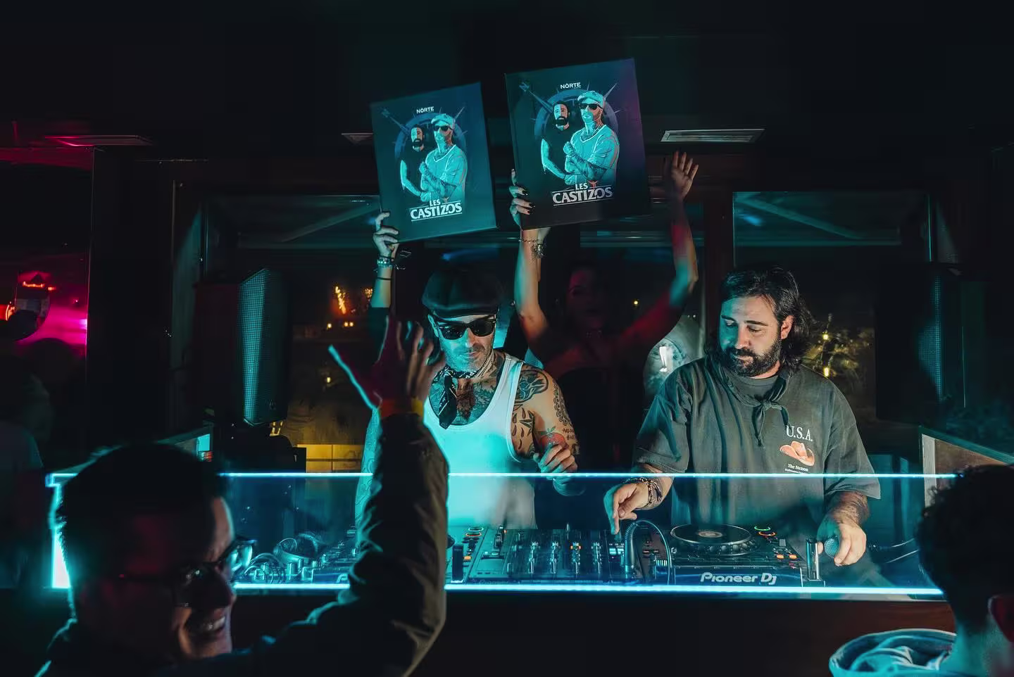 Norte by Harbour con DJs, beats envolventes y una cabina vibrante donde la música y el ambiente son los verdaderos protagonistas.