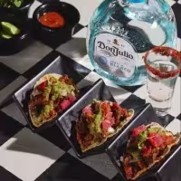 Botella de Don Julio Blanco con tres tacos