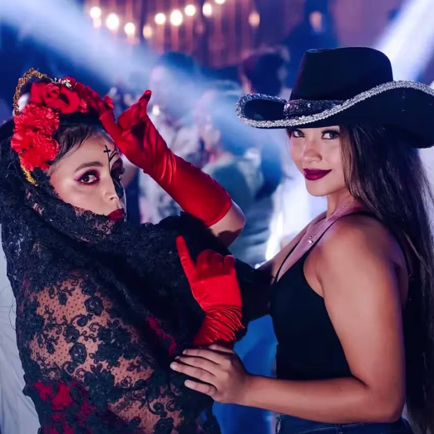 Dos mujeres bailando en Mezcal