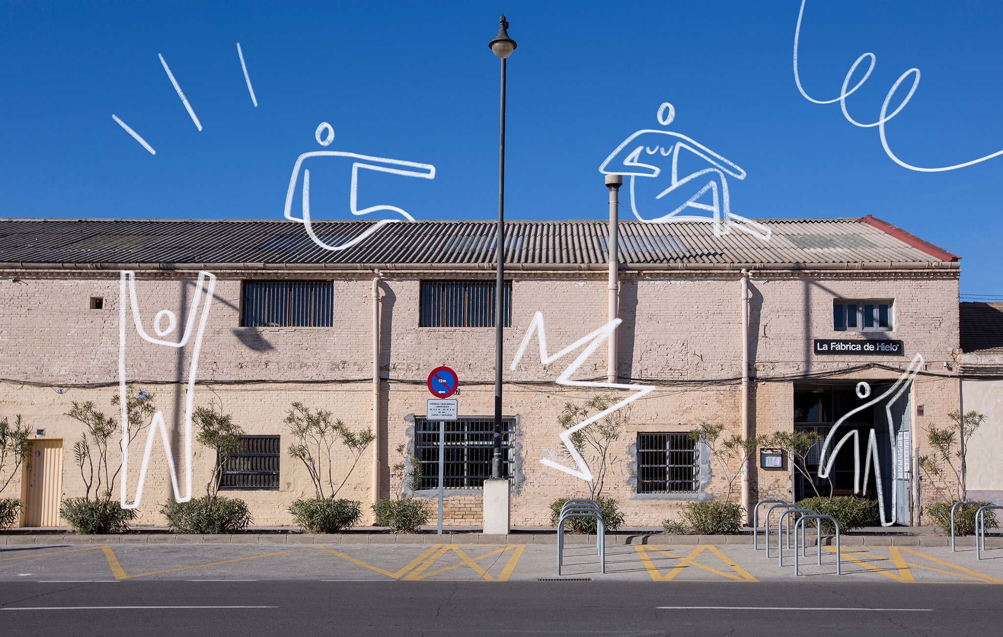 La Fábrica de Hielo sorprende con su fachada industrial decorada con arte urbano y energía creativa.