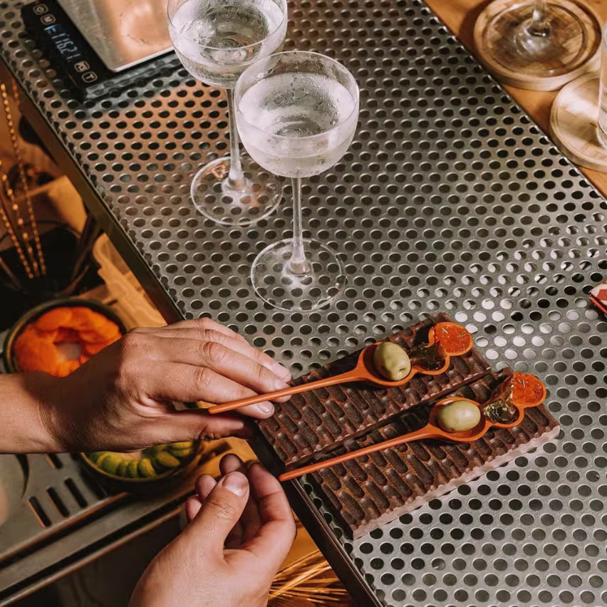 Mesa con dos cocktails y un piqueo