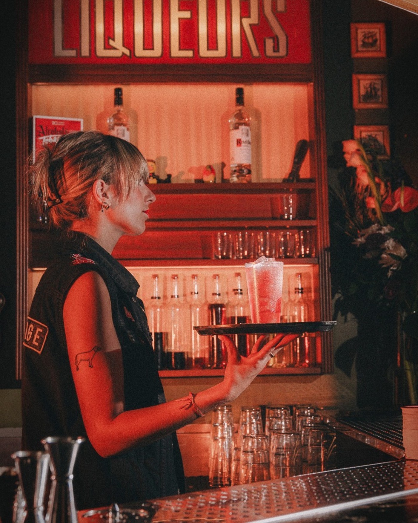 Bar Sauvage destaca por su ambiente audaz, con cocteles únicos y servicio personalizado en un espacio vibrante y moderno.