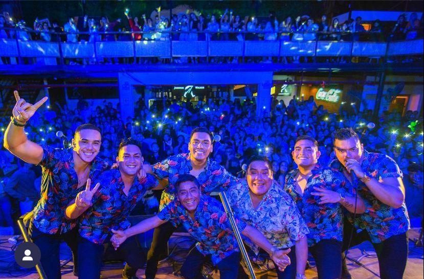 Grupo de amigos sonriendo frente a la camara en el restobar  SEÑOR PERÚ