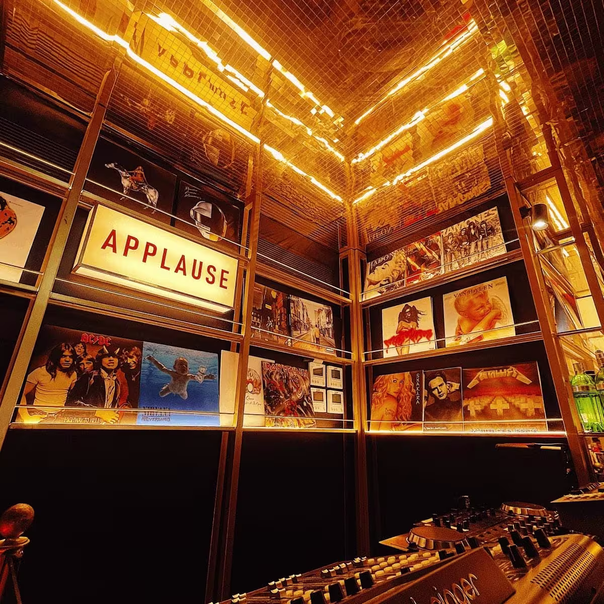 Luces doradas, vinilos clásicos y una consola Behringer crean el ambiente perfecto en Bárbara Ann Cedaceros para los amantes de la música.