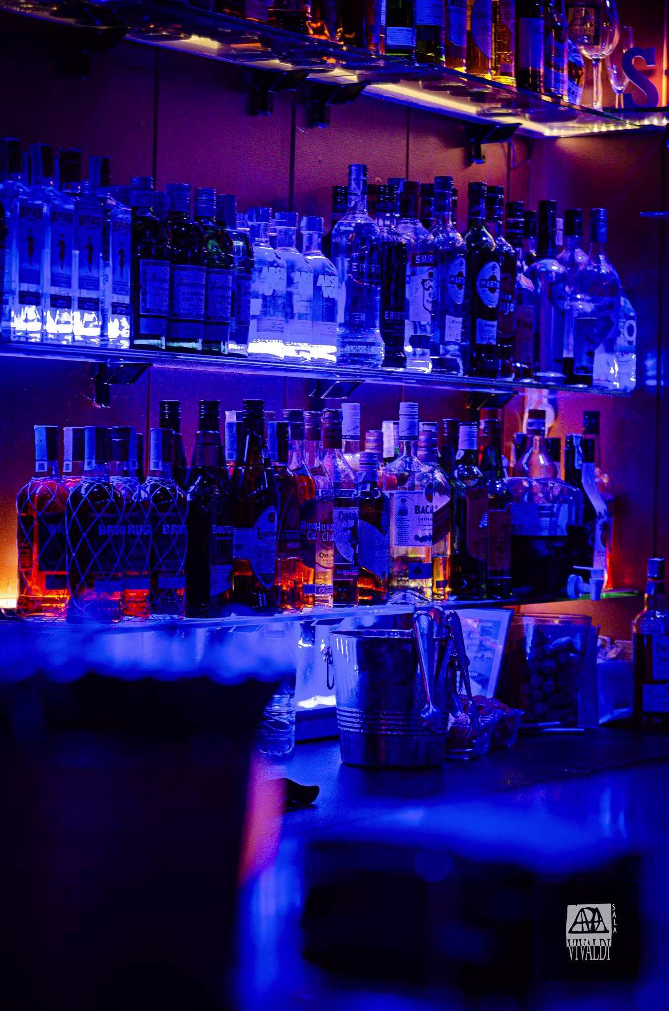 Sala Vesta seduce con su neón rojo "Shhh – Keep the secret", creando un ambiente clandestino y exclusivo que invita a descubrir lo inesperado.
