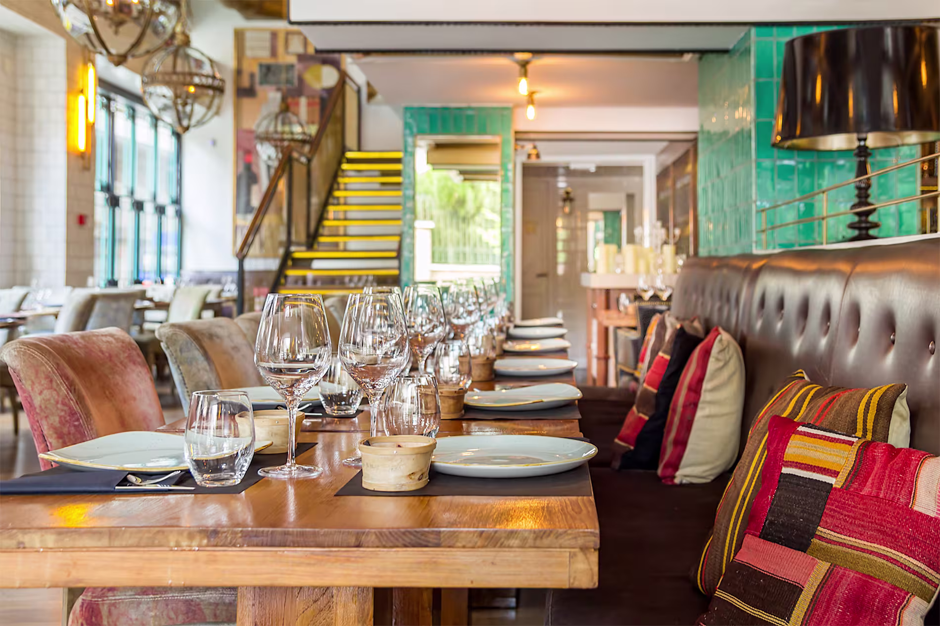 Interior elegante y acogedor de Casa Mono, con mesas bien dispuestas, colores cálidos y un ambiente sofisticado para disfrutar.