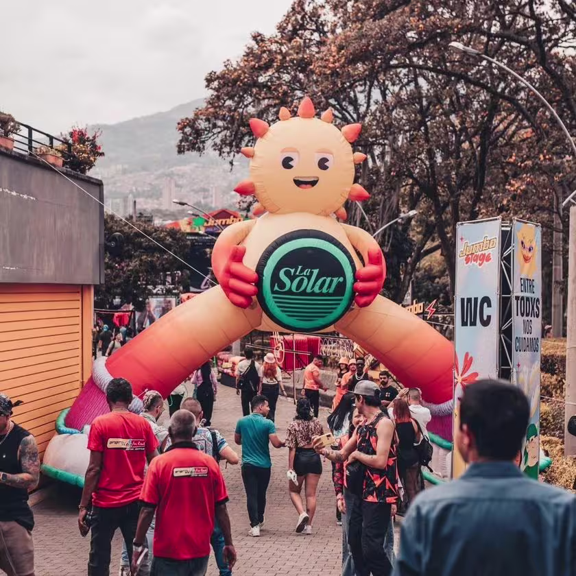 Un muñeco inflable que representa al sol le da la bienvenida a quienes ingresan a la fiesta.