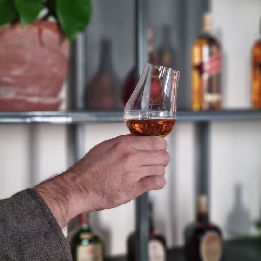 Whisky de color rubí