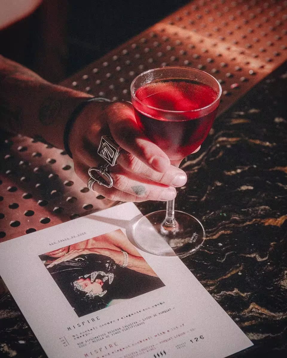 Club Sauvage destaca con su elegante cóctel "Misfire", servido en un ambiente sofisticado y con un toque rebelde que invita a la exclusividad.