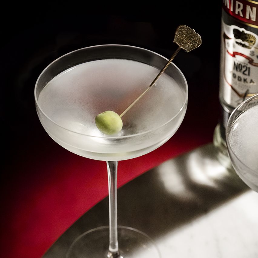 La imagen muestra una copa rellena con el cóctel vodka martini.