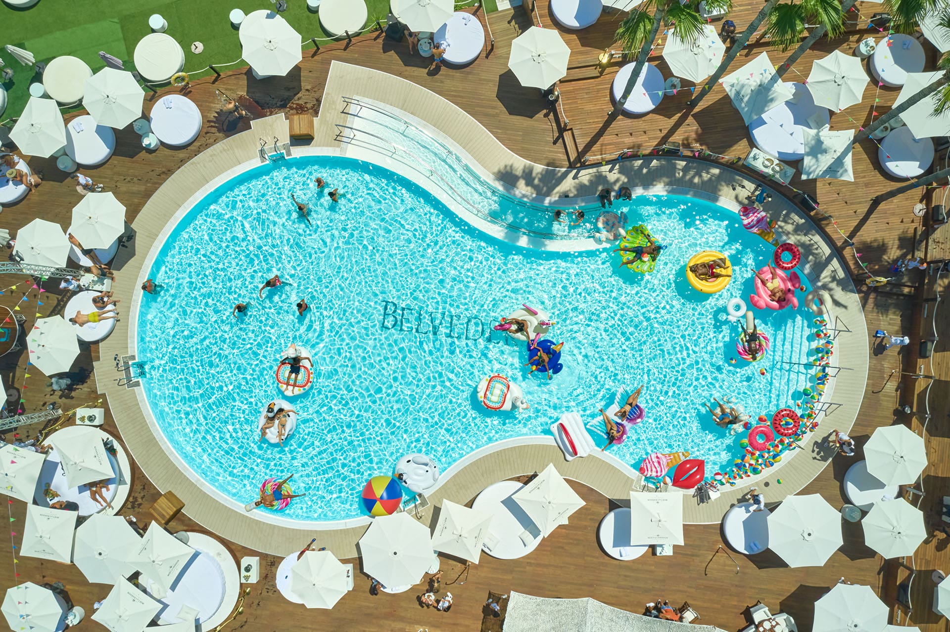 Opium Beach Club Marbella ofrece diversión junto al mar con su piscina vibrante, música y ambiente exclusivo, ideal para disfrutar del lujo costero.
