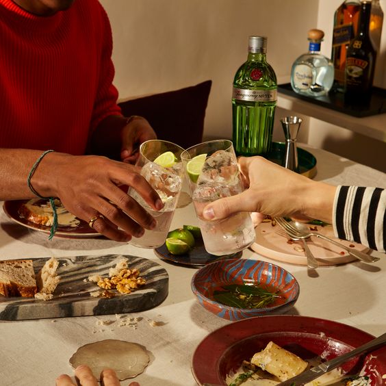 Imagen de una fiesta en la cual en el centro hay una barra circular de la marca Johnnie Walker. Además, algunas plantas alrededor