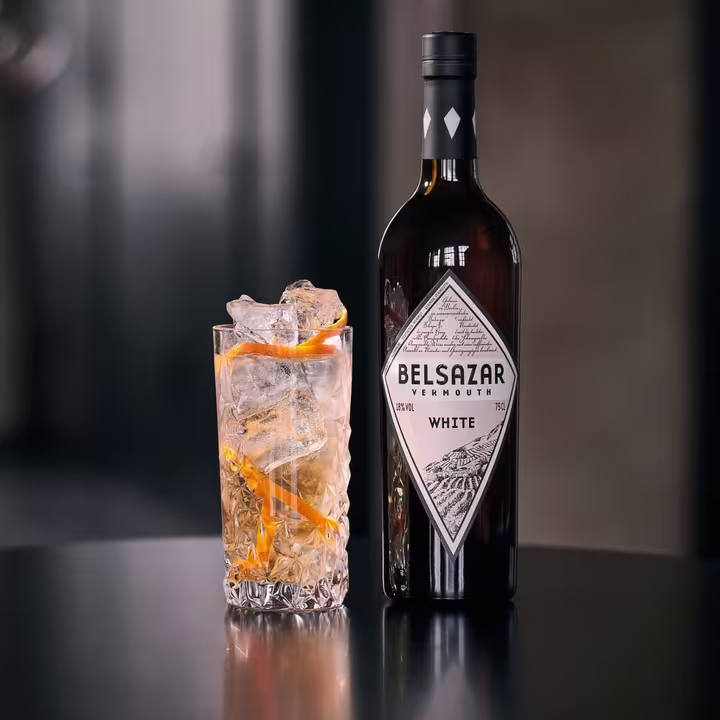 Belsazar White Vermouth next to cocktail
