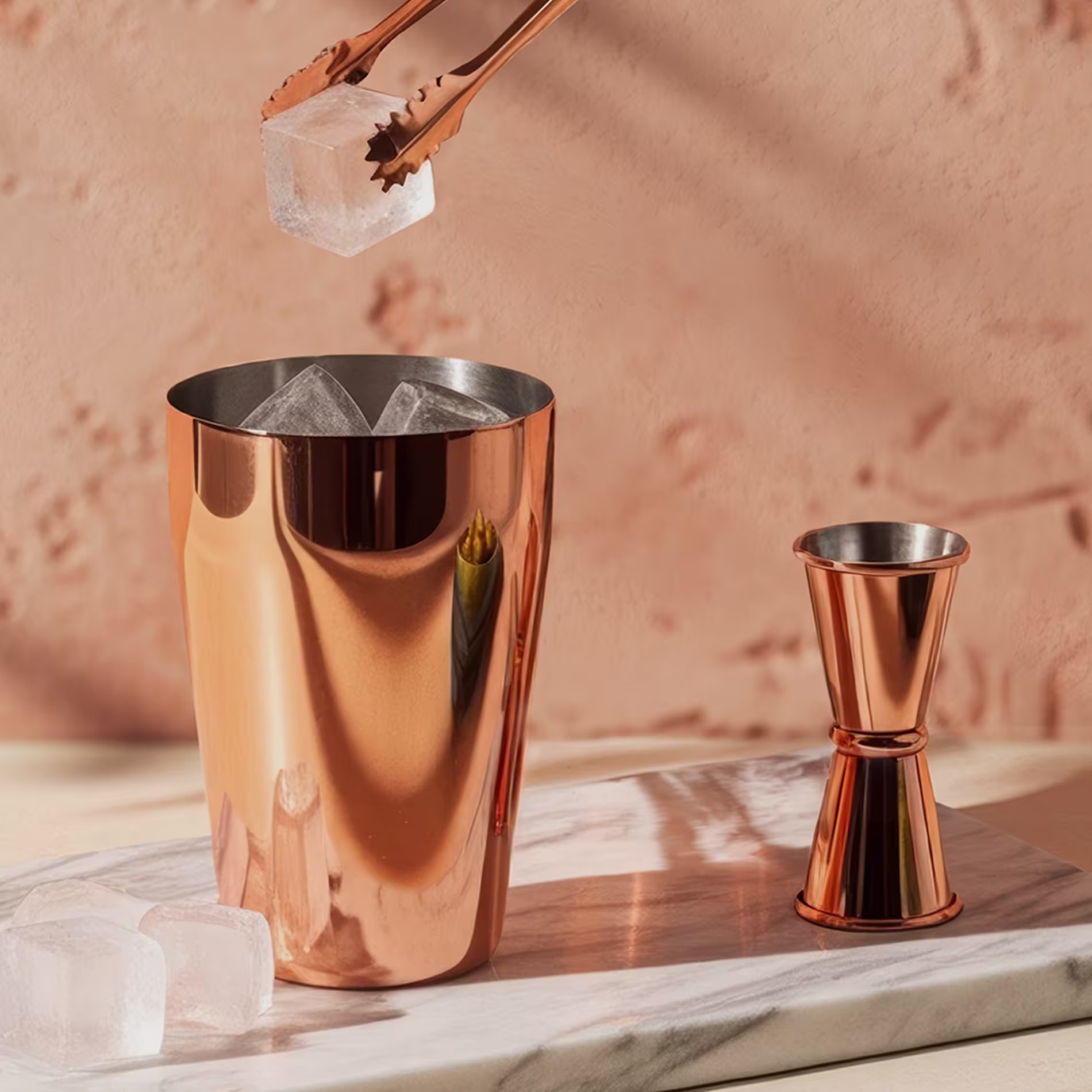 Jeget adunk egy réz koktélkeverőbe.