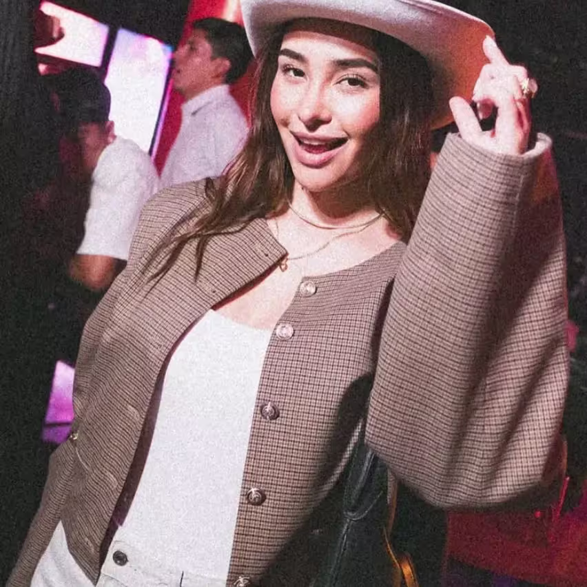 Una mujer festejando en Montana Discoteca con un sombrero vaquero