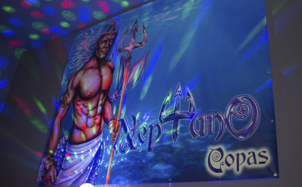 Neptuno Copas ofrece un ambiente temático vibrante con luces dinámicas y una experiencia única para disfrutar de copas y buena música.