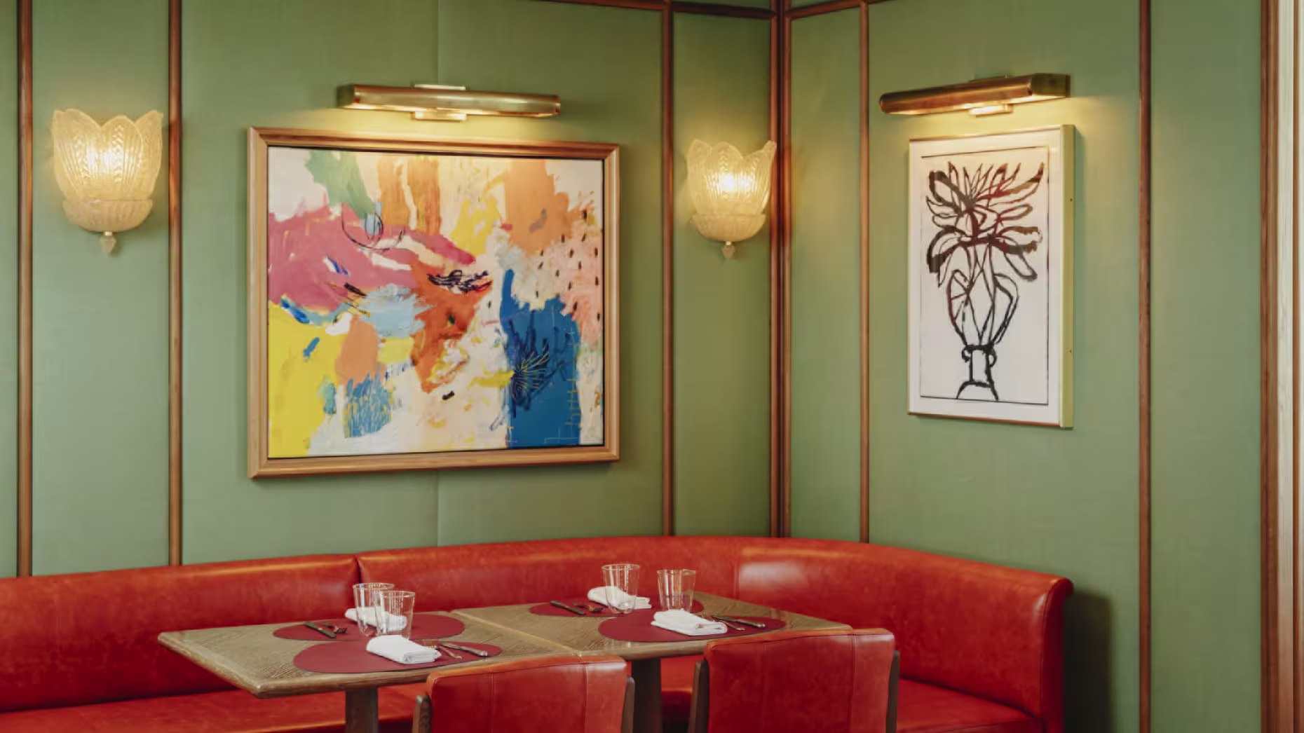 Ambiente moderno y vibrante de Dani Brasserie, con una decoración elegante y colorida que invita a disfrutar de una experiencia culinaria única.