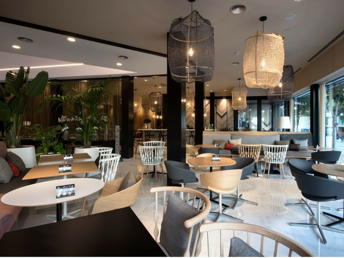 Espacio moderno y luminoso del Restaurant Hotel Negresco Princess, con diseño elegante, muebles cómodos y un ambiente acogedor