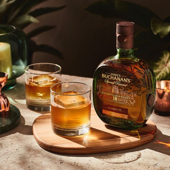 La imagen muestra una botella de Buchanan's Special Reserve y dos vasos rellenos con dicho whisky y hielo.