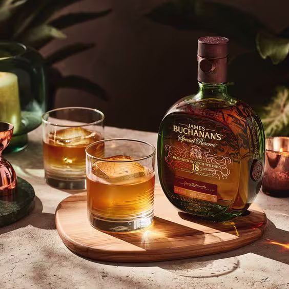 La imagen muestra una botella de Buchanan's Special Reserve y dos vasos rellenos con dicho whisky y hielo.