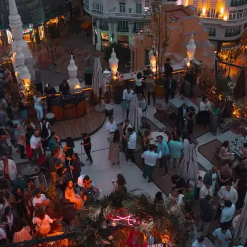 Atenea Sky vibra con un ambiente animado al atardecer, entre luces cálidas, cócteles y vistas privilegiadas sobre los tejados de la ciudad.
