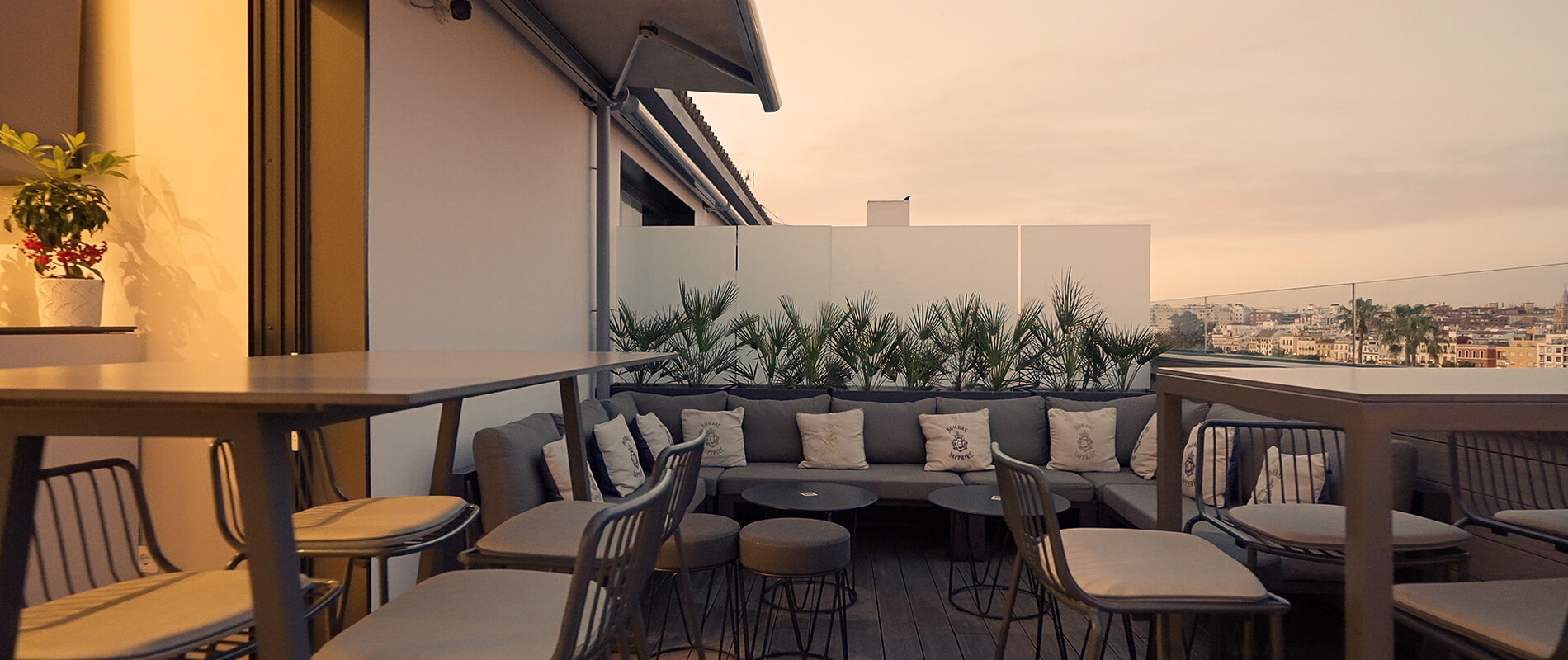 Kivir Skyline ofrece una terraza íntima y moderna con vistas despejadas de Sevilla y un ambiente relajado ideal para el atardecer.