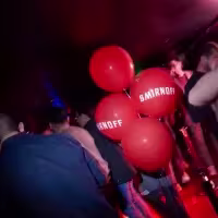 Globos rojos con la leyenda "Smirnoff"