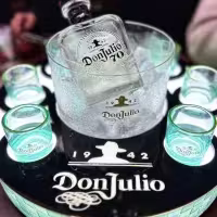Botella de Don Julio con shots