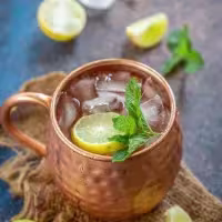 La imagen muestra el cóctel Moscow Mule.