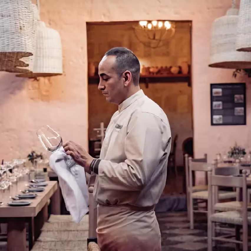 Mozo limpiando una copa en Chicha