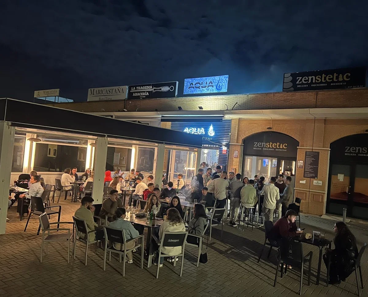 Aqua Cocktails Bar ofrece un espacio animado con terraza perfecta para disfrutar de cócteles y buena compañía bajo el cielo nocturno.