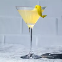 La imagen muestra una copa rellena de tequila martini