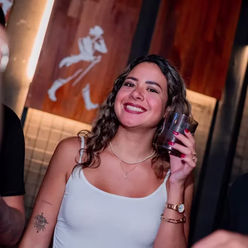 Una mujer posa con un cóctel