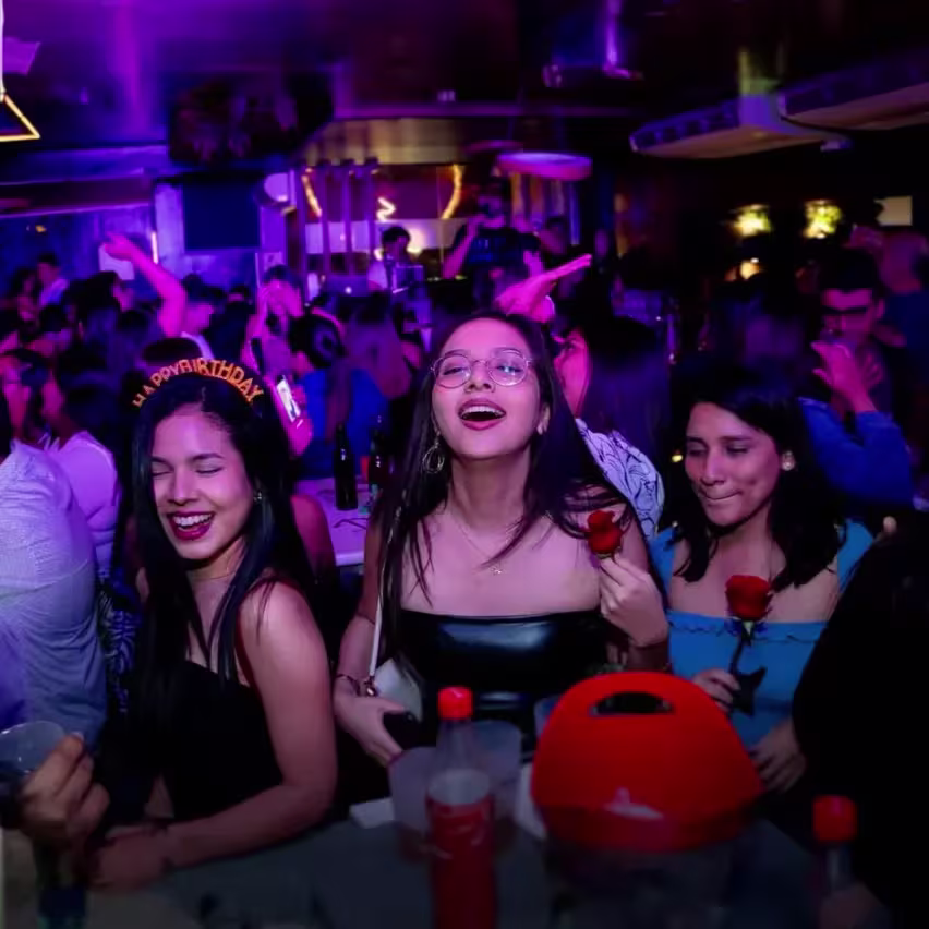 Chicas festejando en L'Ancora