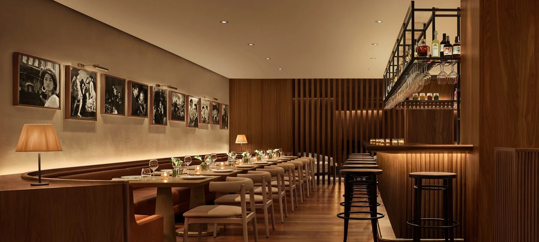 Veraz combina elegancia minimalista con un ambiente cálido, mesas decoradas y un bar bien surtido en un espacio moderno.