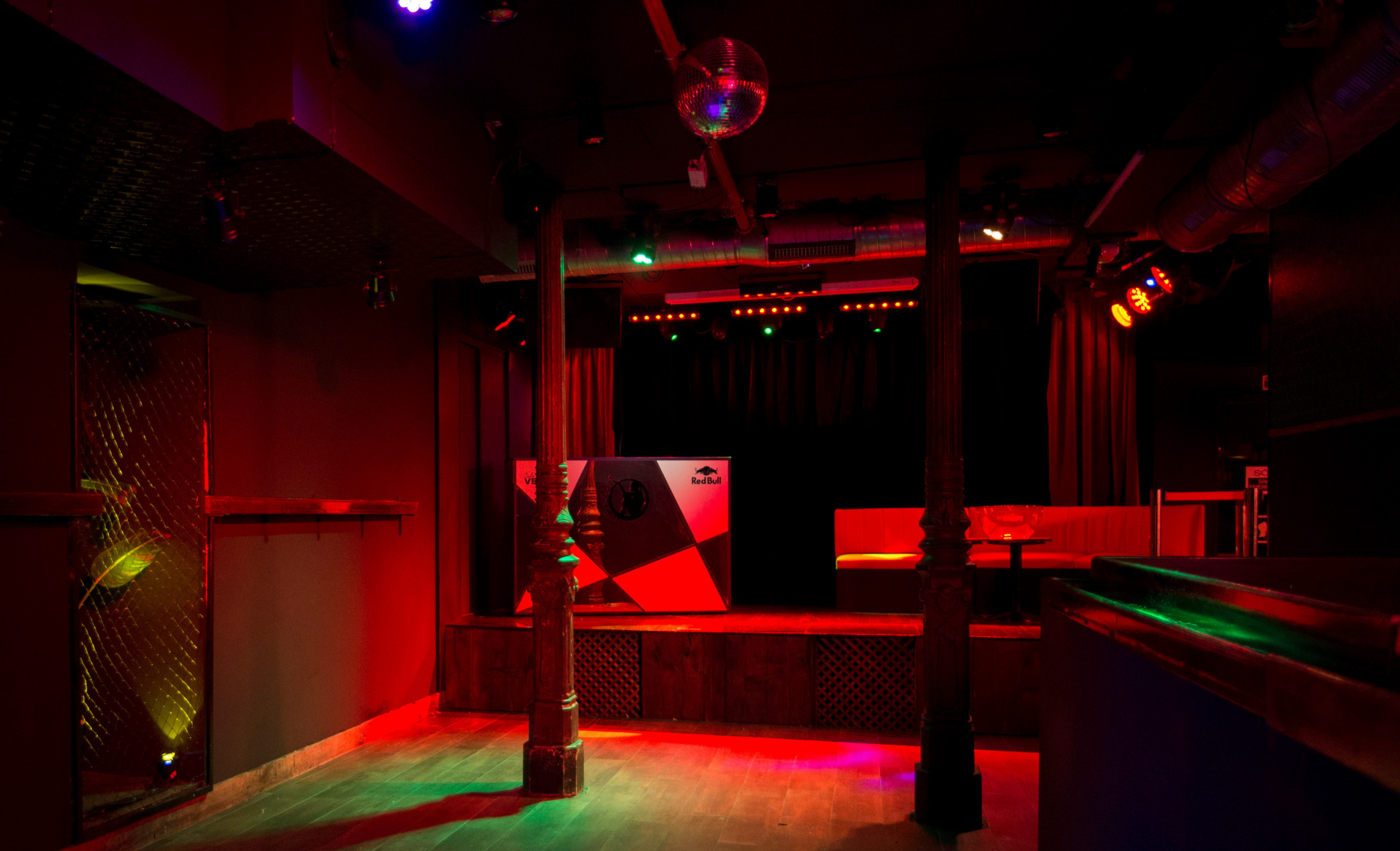 Sala Vesta destaca por su ambiente íntimo y su iluminación vibrante, ideal para disfrutar de música en directo y noches únicas en Madrid.