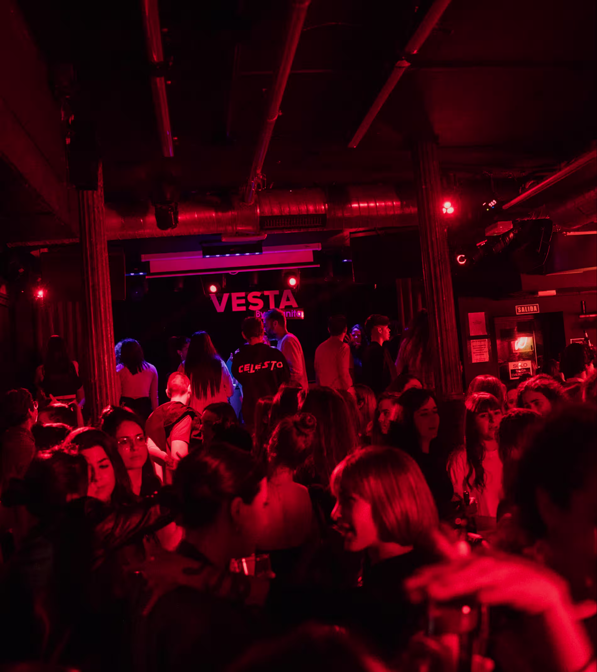 Sala Vesta es el punto de encuentro para amantes de la música en vivo y noches vibrantes con luces intensas y un ambiente urbano inigualable.