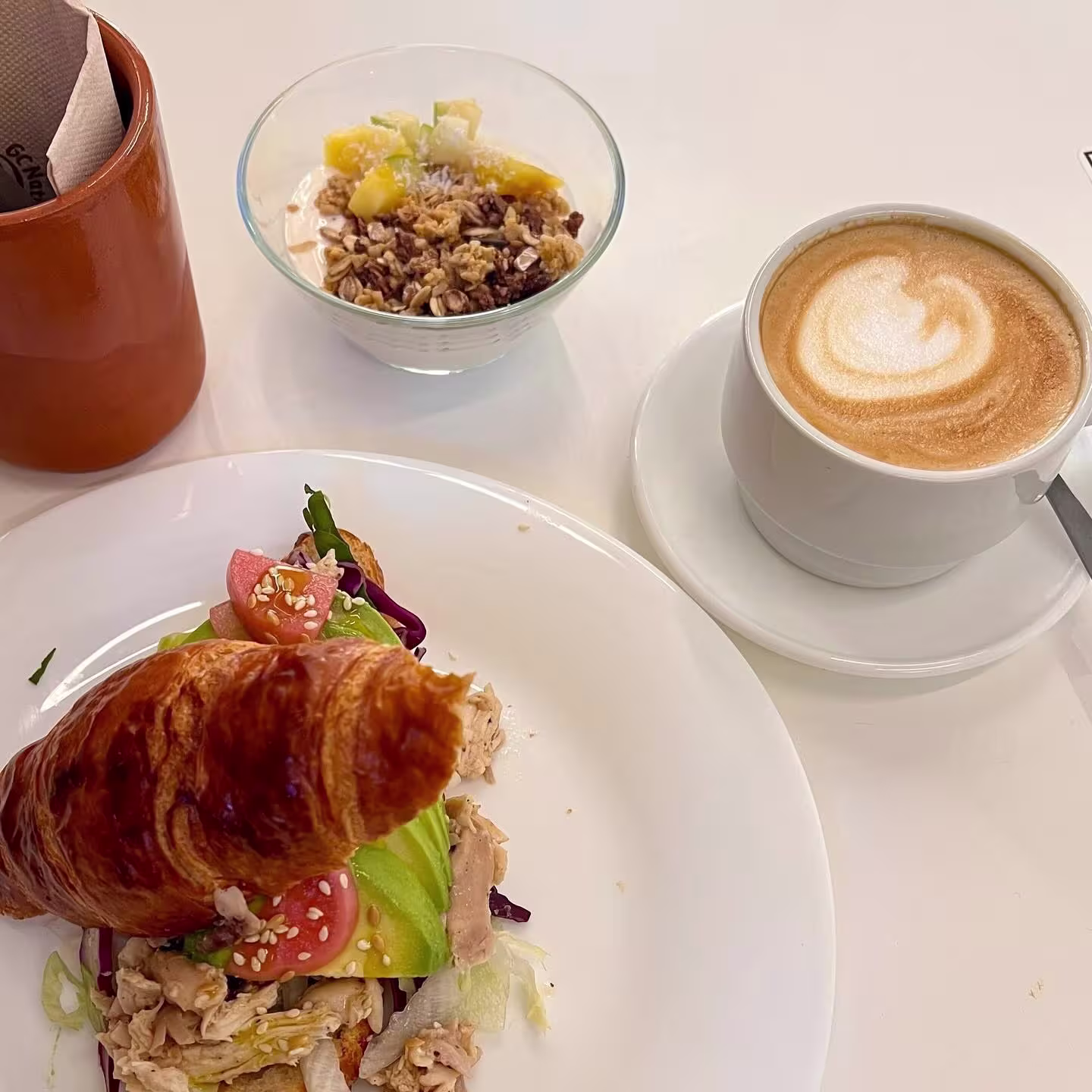 Un brunch completo en Desal Café: croissant relleno, granola con fruta y un café con arte. Todo servido con mimo.