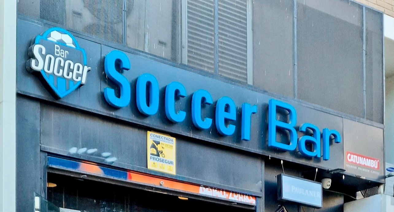 Soccer Bar es un local temático ideal para los amantes del fútbol, con ambiente animado y una amplia oferta de bebidas para disfrutar del deporte.